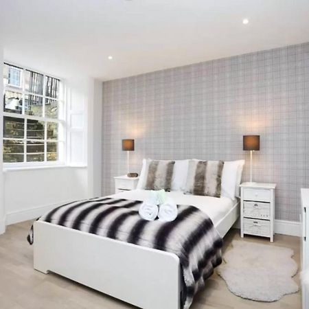 Ultra Modern, Stylish Apartment Next To Princes St Edimburgo Esterno foto