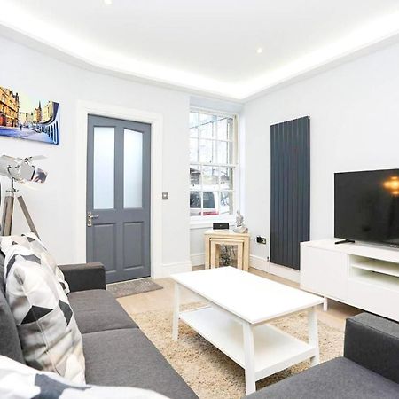 Ultra Modern, Stylish Apartment Next To Princes St Edimburgo Esterno foto