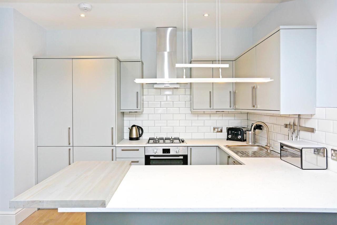 Ultra Modern, Stylish Apartment Next To Princes St Edimburgo Esterno foto
