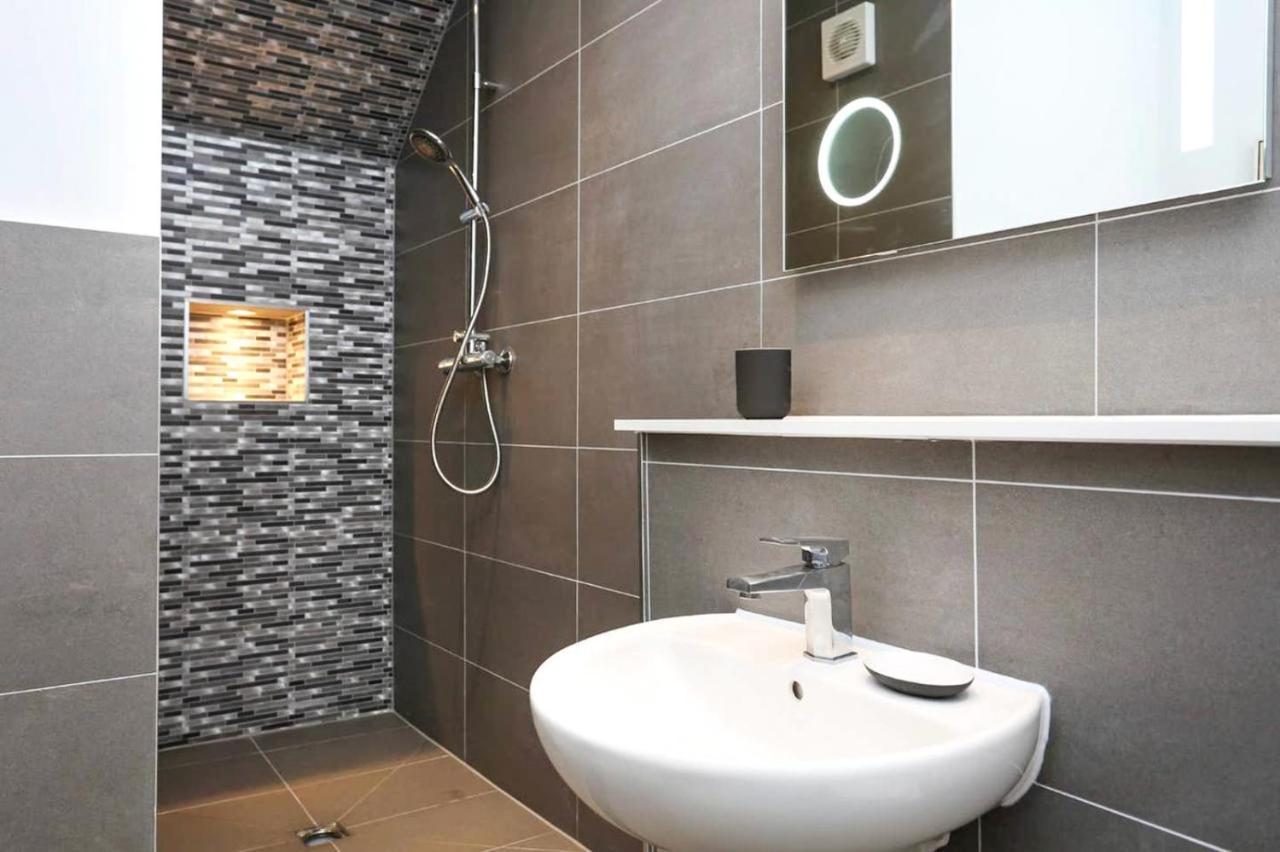 Ultra Modern, Stylish Apartment Next To Princes St Edimburgo Esterno foto