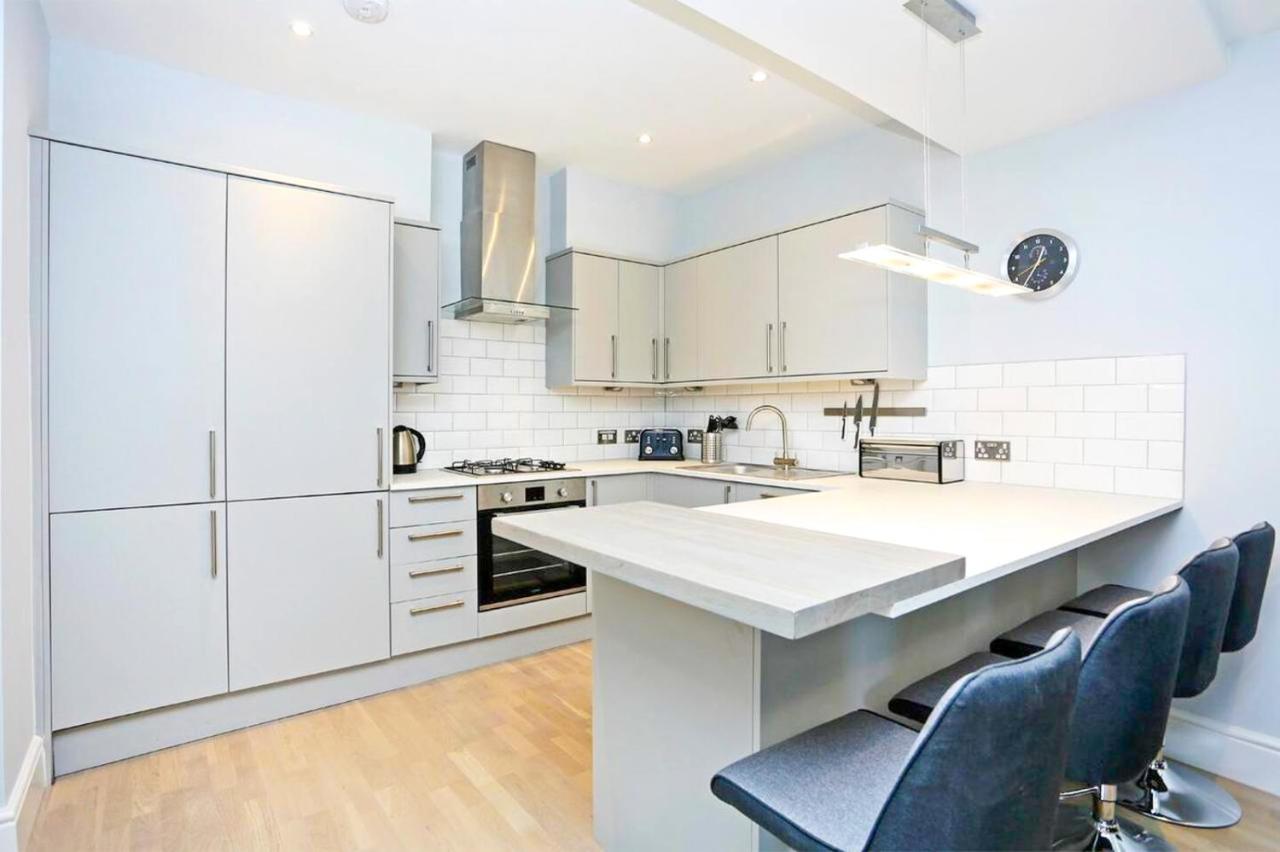 Ultra Modern, Stylish Apartment Next To Princes St Edimburgo Esterno foto