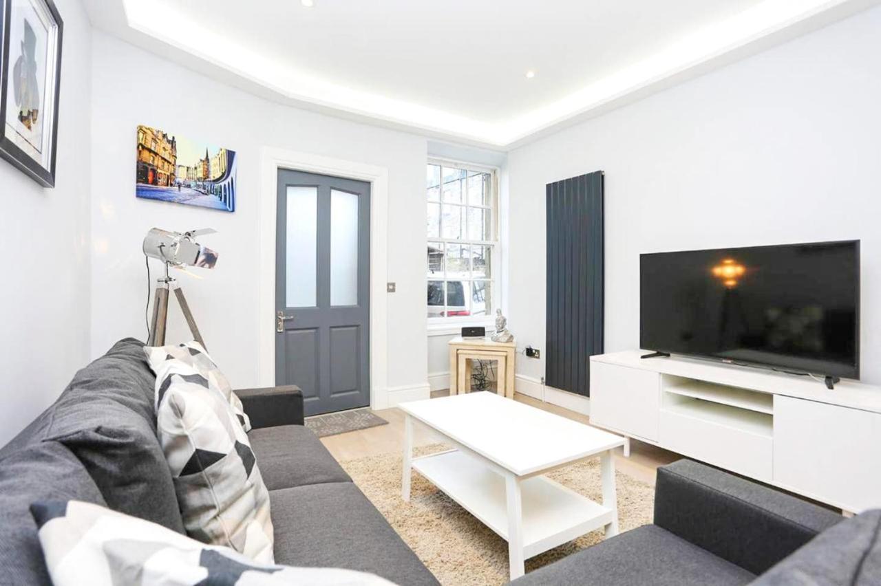 Ultra Modern, Stylish Apartment Next To Princes St Edimburgo Esterno foto