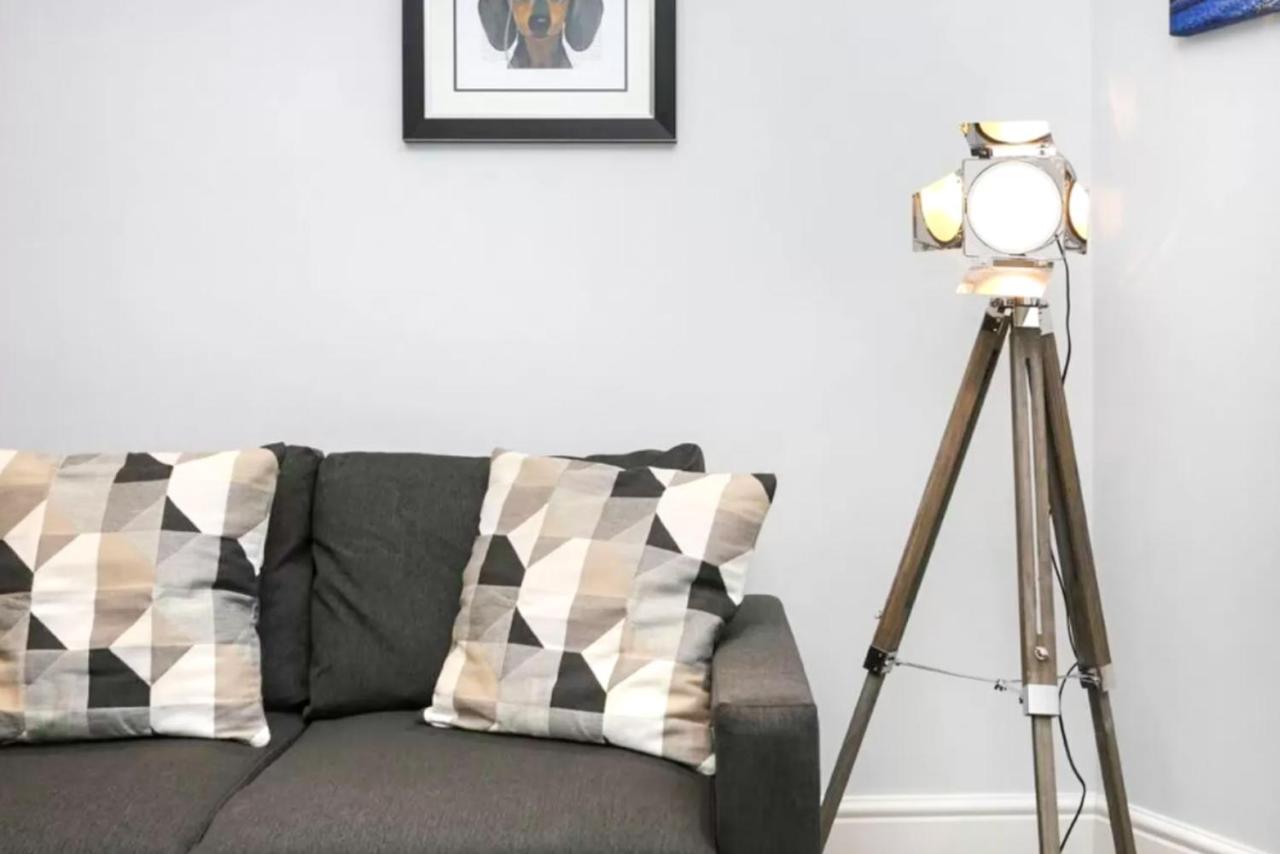 Ultra Modern, Stylish Apartment Next To Princes St Edimburgo Esterno foto