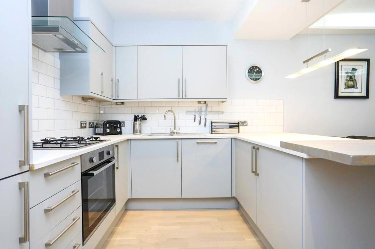 Ultra Modern, Stylish Apartment Next To Princes St Edimburgo Esterno foto