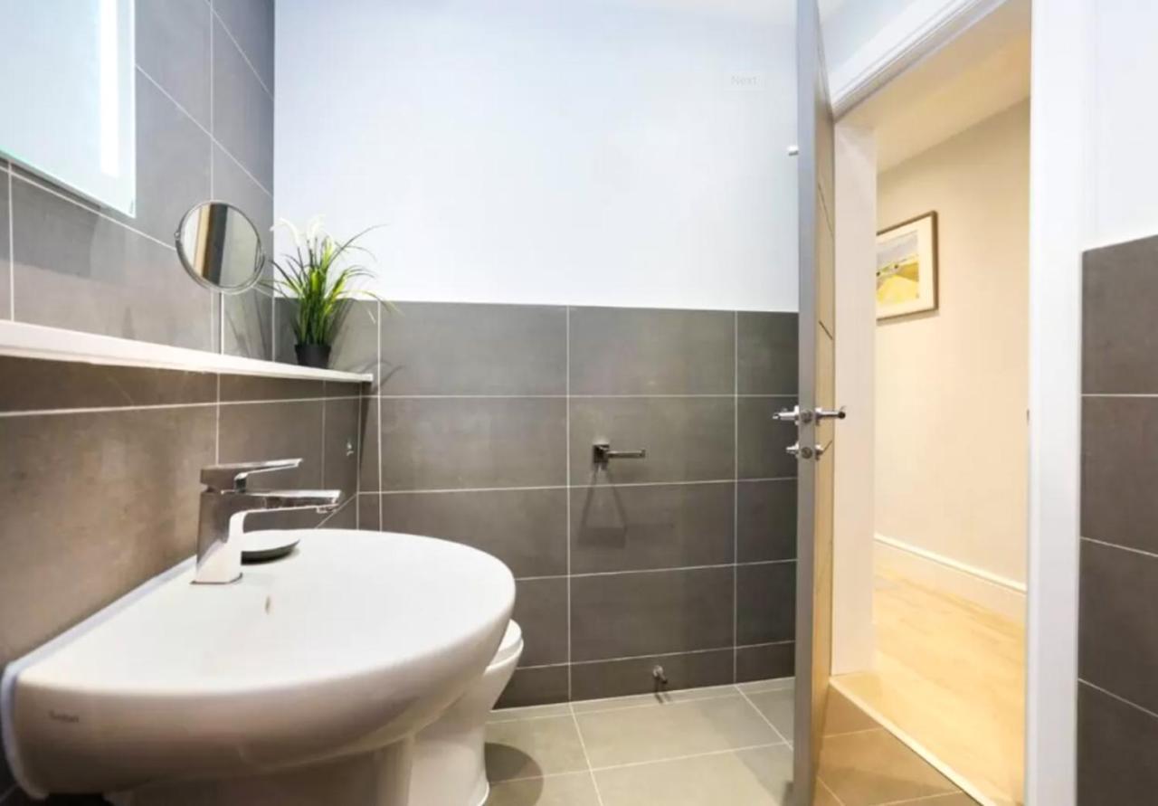 Ultra Modern, Stylish Apartment Next To Princes St Edimburgo Esterno foto
