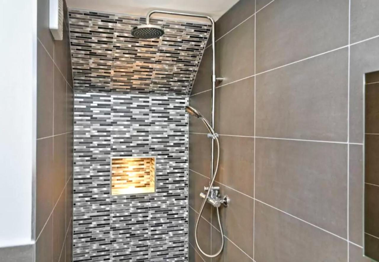 Ultra Modern, Stylish Apartment Next To Princes St Edimburgo Esterno foto